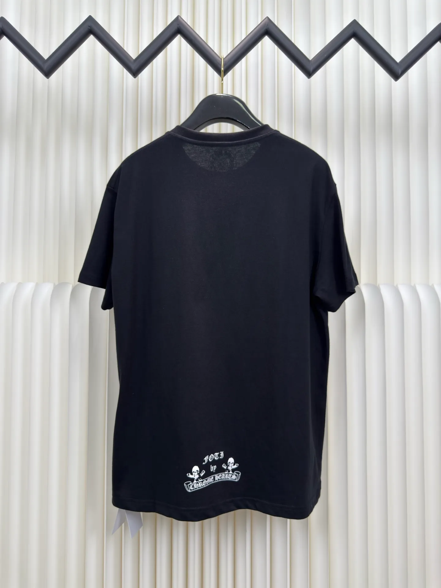 P240 Chrome Hearts FOTI Skull Print Tee Authentic Open Edition - Physical Counter - Top Luxury Quality 🆚 Instant sale of all versions on the market Fabric is made of 26 weave 200g cotton material Printing uses black ink Water slurry printing Customized supporting accessories Size S M L